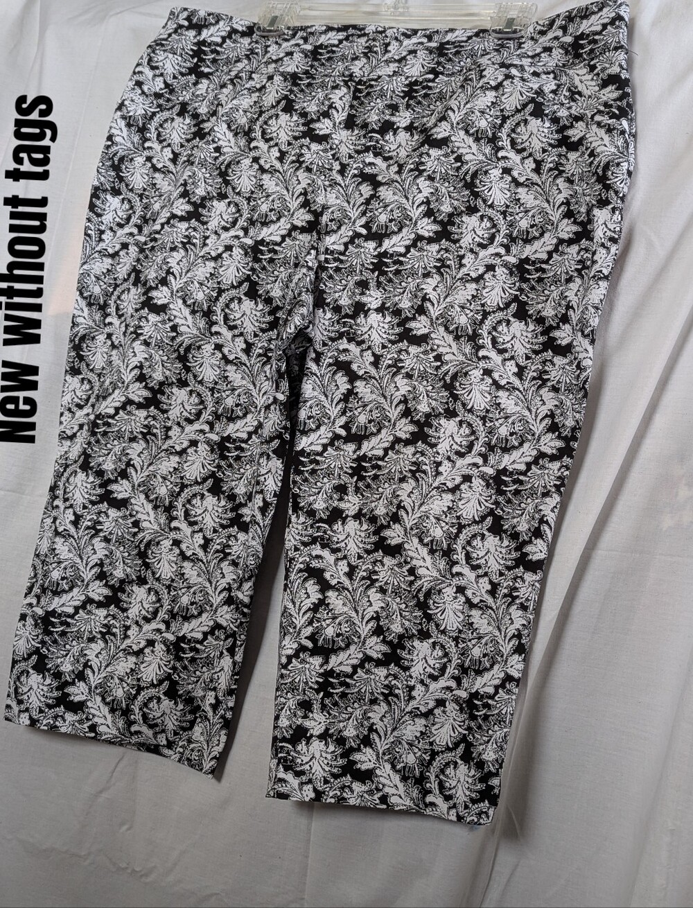 Black/White Floral Print Capris Kim Rogers Curvy Wide Waistband NWOT Stretchy